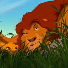 Simba insieme papà Mufasa appostato dietro a un cespuglio in una scena del film Il re leone 3D