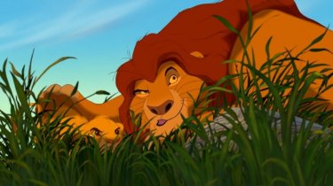 Simba insieme papà Mufasa appostato dietro a un cespuglio in una scena del film Il re leone 3D