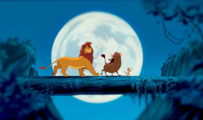 Simba, Pumbaa e Timon ballano sotto la luna in un'immagine de Il re leone 3D