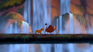 Simba, Pumbaa e Timon danzano liberamente davanti alla cascata in una scena de Il re leone 3D
