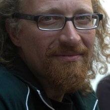 The british guide to showing off, una foto del regista del documentario Jes Benstock