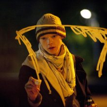 Thomas Brodie-Sangster disegna su un vetro in una scena notturna del film Death of a Superhero