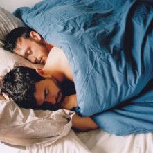 Tom Cullen e Chris New dormono abbracciati in una scena del film Weekend