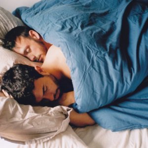 Tom Cullen e Chris New dormono abbracciati in una scena del film Weekend