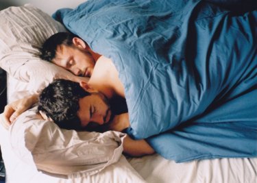 Tom Cullen e Chris New dormono abbracciati in una scena del film Weekend