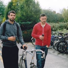 Tom Cullen e Chris New passeggiano rilassati in una scena del film Weekend