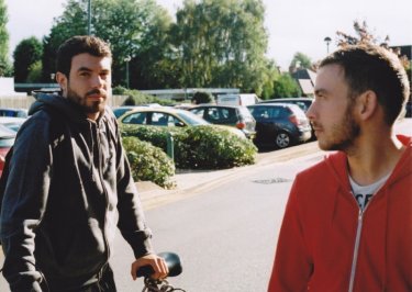 Tom Cullen insieme a Chris New in una scena del dramma sentimentale Weekend