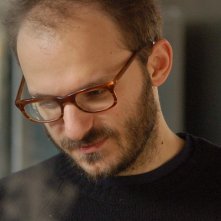 Un primo piano del regista Michele Rho sul set del film Cavalli