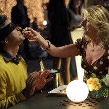 Vincenzo Salemme assaggia dei cioccolatini per mano di Angela Finocchiaro in un scena di Lezioni di cioccolato 2