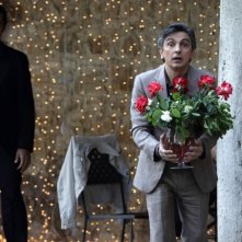 Vincenzo Salemme con un mazzo di rose rosse in una scena di Lezioni di cioccolato 2 insieme a Luca Argentero