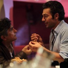 Vincenzo Salemme e Luca Argentero discutono animatamente in un'immagine di Lezioni di cioccolato 2