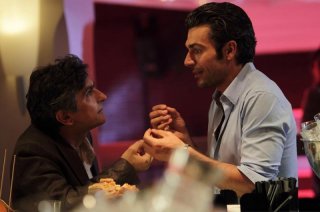 Vincenzo Salemme e Luca Argentero discutono animatamente in un'immagine di Lezioni di cioccolato 2