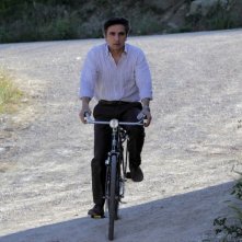 Vincenzo Salemme in bicicletta in una scena della commedia Lezioni di cioccolato 2