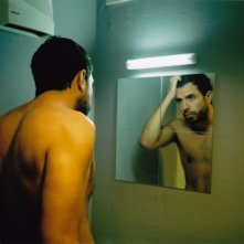 Weekend, un'immagine allo specchio di Tom Cullen tratta dal film