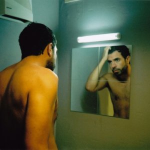 Weekend, un'immagine allo specchio di Tom Cullen tratta dal film