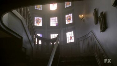 American Horror Story (ep. Murder House, prima stagione) l'interno della casa in un flashback del passato