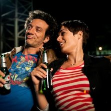 Anche se è amore non si vede: Ficarra insieme a Diane Fleri sorseggiano una birra in una scena del film