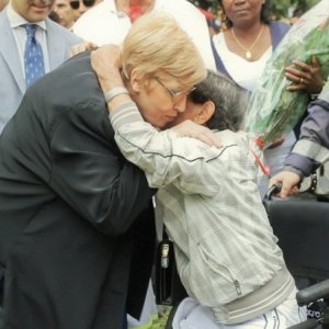 Angelo Licheri e la mamma di Alfredino Rampi in un'immagine tratta dal documentario L'angelo di Alfredo di Fabio Marra
