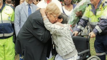 Angelo Licheri e la mamma di Alfredino Rampi in un'immagine tratta dal documentario L'angelo di Alfredo di Fabio Marra