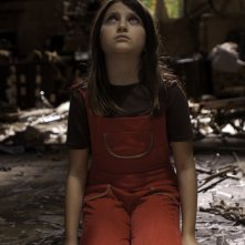 En el nombre de la hija, Eva Mayu Mecham Benavides si inginocchia in una scena del film