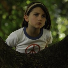 En el nombre de la hija, Eva Mayu Mecham Benavides sul grande albero in una scena del film