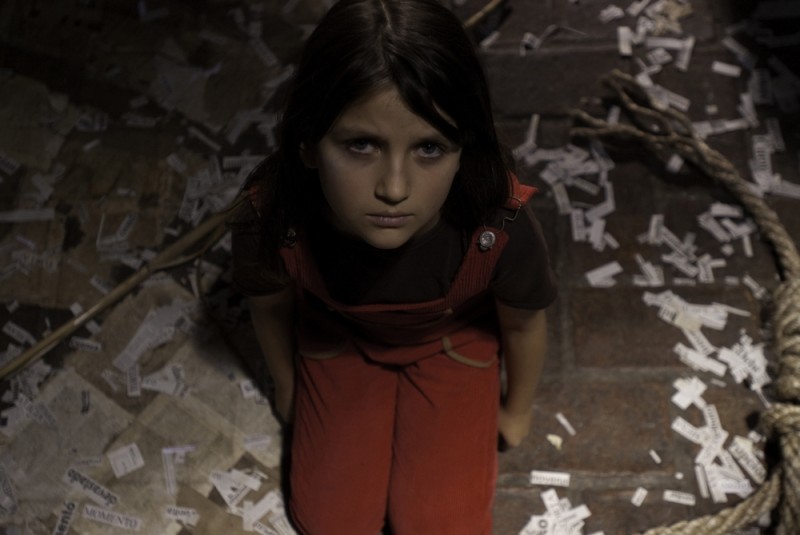 En El Nome De La Hija Eva Mayu Mecham Benavides In Ginocchio In Un Immagine Del Film 219550