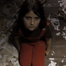 En el nombre de la hija, Eva Mayu Mecham Benavides in ginocchio in un'immagine del film