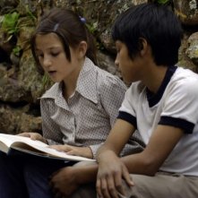 En el nombre de la hija, Eva Mayu Mecham Benavides in una scena del film insieme al piccolo Paúl Curillo