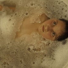 En el nombre de la hija, Eva Mayu Mecham Benavides si rilassa con un bagno di schiuma in una scena del film