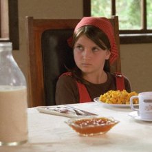 Eva Mayu Mecham Benavides durante la colazione in una scena del film En el nombre de la hija