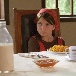Eva Mayu Mecham Benavides durante la colazione in una scena del film En el nombre de la hija