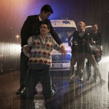 Francesco Mandelli e Fabrizio Biggio sotto la pioggia in una scena de I soliti idioti