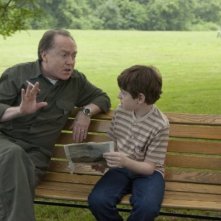 Frank Moore insieme al piccolo Jason Spevack in una scena del film