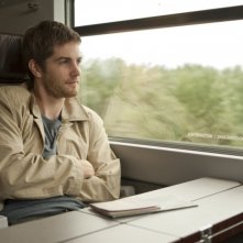 Jim Sturgess in treno in una scena del dramma sentimentale One Day