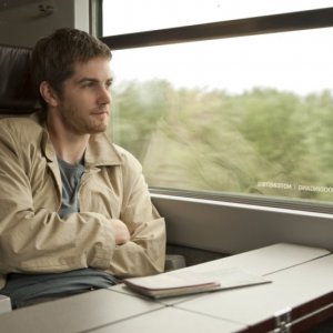 Jim Sturgess in treno in una scena del dramma sentimentale One Day