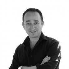 Jonathan Newman, regista del film Foster, in una foto promozionale