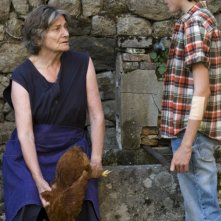 Joséphine Derenne insieme al piccolo Quentin Grosset in una scena de Le diable dans la peau