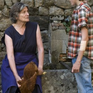 Joséphine Derenne insieme al piccolo Quentin Grosset in una scena de Le diable dans la peau