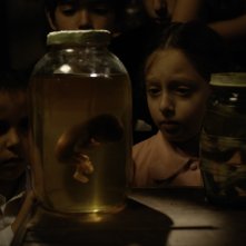 Markus Mecham Benavides e Martina León in una scena del film En el nombre de la hija