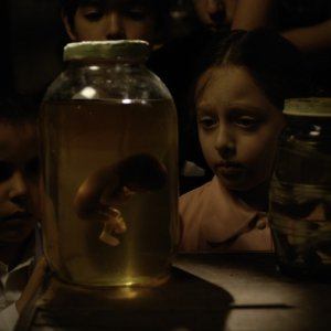 Markus Mecham Benavides e Martina León in una scena del film En el nombre de la hija