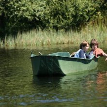 Quentin Grosset e Paul François, nei panni di due fratellini, fanno un giro in barca in una scena de Le diable dans la peau
