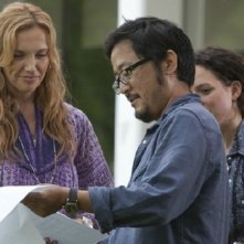 Toni Collette insieme al regista Dennis Lee sul set del film Jesus Henry Christ
