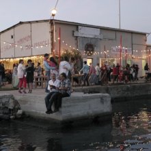 Le nevi del Kilimangiaro: Jean-Pierre Darroussin e Gérard Meylan ad una festa in riva al mare