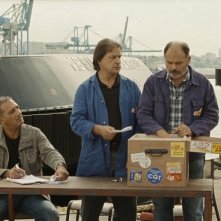 Le nevi del Kilimangiaro: Jean-Pierre Darroussin insieme a Gérard Meylan al porto in una scena del film
