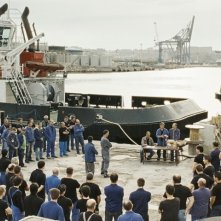 Le nevi del Kilimangiaro: una bella immagine del porto e degli operai in una scena del film