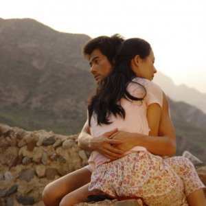 Love for life: Zhang Ziyi e Aaron Kwok persi in un intenso abbraccio in una scena del film