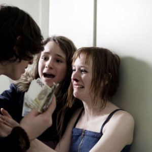 No et moi: Nina Rodriguez e Julie-Marie Parmentier in una drammatica immagine del film insieme a Antonin Chalon