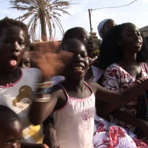 African Women: in viaggio per il Nobel della pace, giovani donne africane crescono