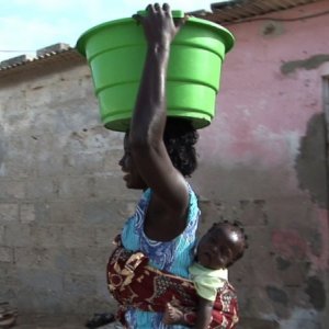 African Women: in viaggio per il Nobel della pace, una mamma senegalese sorride in una scena del film