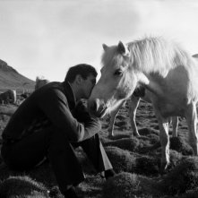 Bobby Fischer against the world, il campione di scacchi Robert Fischer col suo cavallo bianco in una scena del documentarioi scacchi